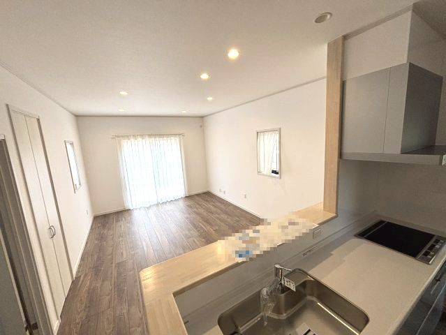 アースタウン松前中央　新築中古戸建　17号棟(残り4区画)の居間・リビング|ゆったり過ごせる居間です