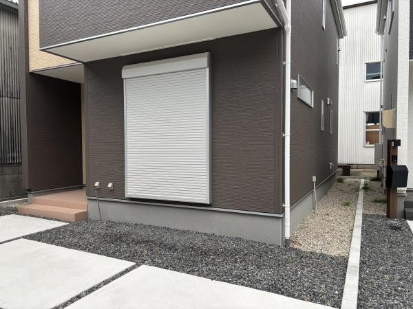 知立市牛田町1丁目　全3棟・3号棟の庭|ウッドデッキやBBQ。想像が膨らむお庭