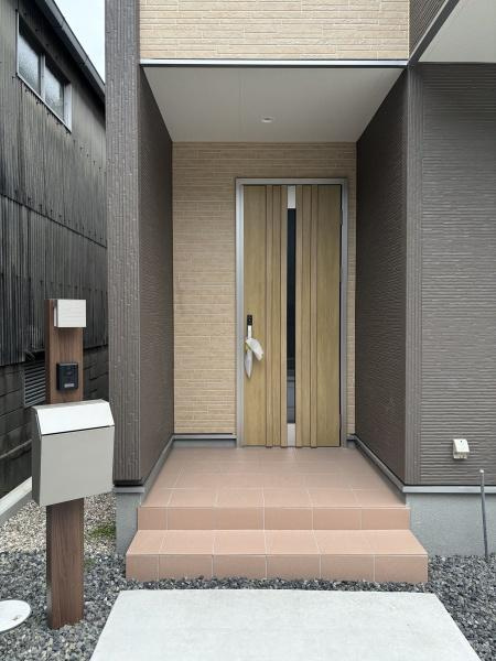 知立市牛田町1丁目　全3棟・3号棟の玄関|訪れる人を心地よく迎え入れます。