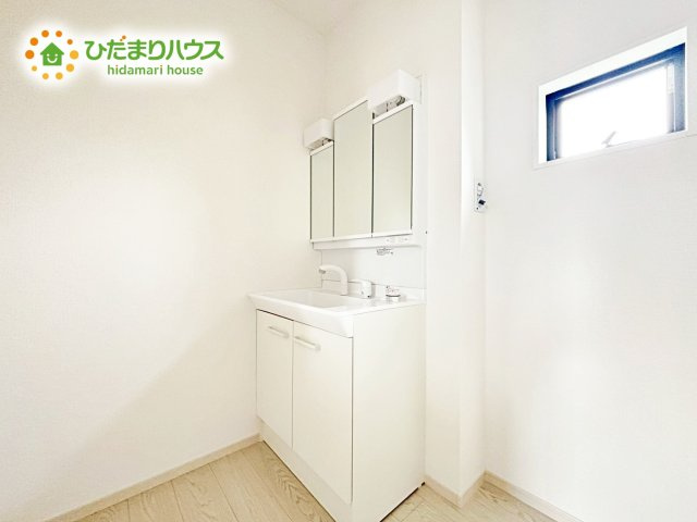【独立洗面台】 | 水戸市見川21期　新築戸建　3号棟 | 三面鏡は自分では見えにくいところまで見ることができるので、身だしなみを整える際などにはとても便利です(*^^*)