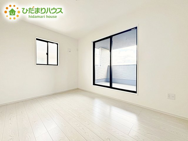 【洋室】 | 水戸市見川21期　新築戸建　3号棟 | 明るい日差しが降り注ぐお部屋に、居心地の良さを感じさせるコーディネート。家具やカーテンでお気に入りのお部屋に♪