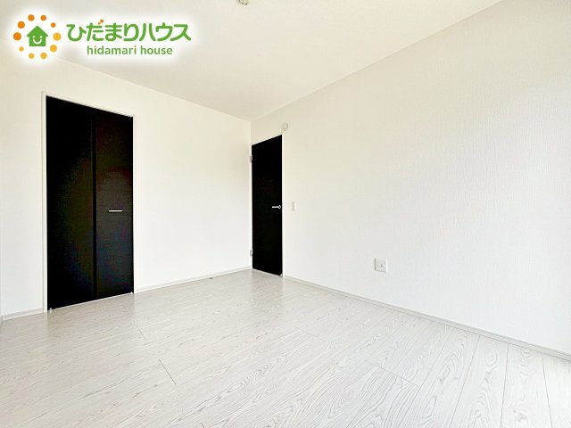 【洋室】 | 水戸市見川21期　新築戸建　3号棟 | 柔らかい陽光が差し込む明るいお部屋を演出する設計。彩光の取れる窓が気持ちの良いお部屋を創り上げます。