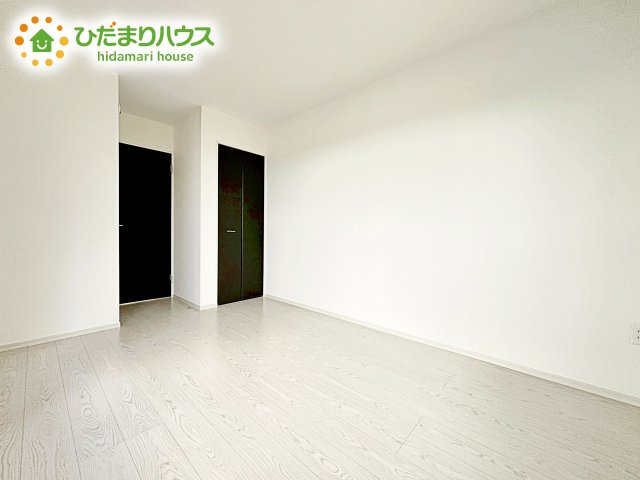 【洋室】 | 水戸市見川21期　新築戸建　3号棟 | 室内には収納スペースもあり、衣類や小物類をたっぷり収納可能。お部屋をより広くお使いいただけます。