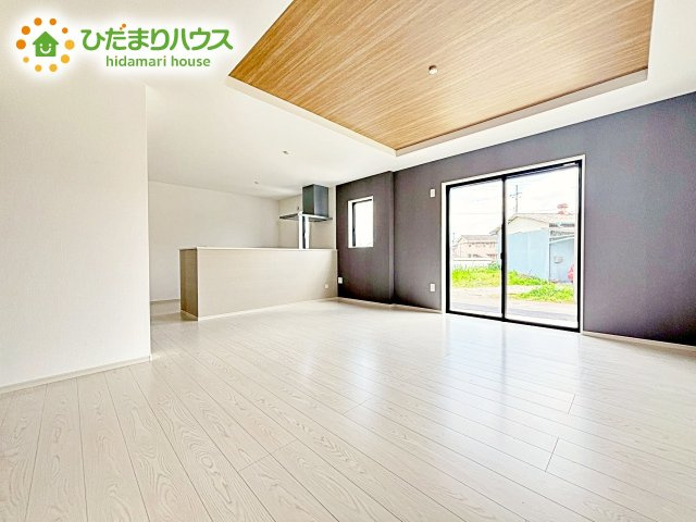 【居間・リビング】 | 水戸市見川21期　新築戸建　3号棟 | ホワイトを基調としたLDKは、明るく上品な心地よさを演出してくれます。空間に広がりをもたらし、より一層広く感じさせてくれます。