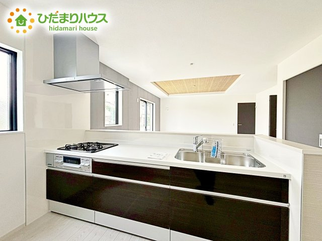 【キッチン】 | 水戸市見川21期　新築戸建　3号棟 | シンプルなシステムキッチン♪広々としていてお料理をするのにも十分な広さがあります！お子様とお菓子作りをしたり、新しいお料理に挑戦したり毎日の家事が楽しくなりそうです！