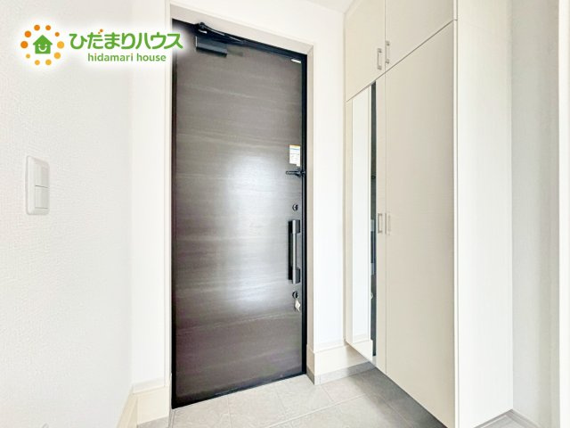 【玄関】 | 水戸市見川21期　新築戸建　3号棟 | お出掛け前の身だしなみがチェックが出来る姿見付きのシューズボックス！！