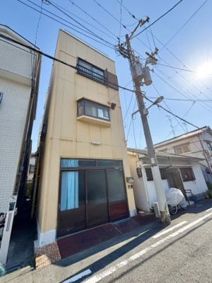 【外観】 | 城東区諏訪三丁目中古戸建 | 1Fは1DK、
2~3Fは南北で別れた2LDK＋2LDK。
玄関は別れつつも、双方で行き来が可能な間取りです。