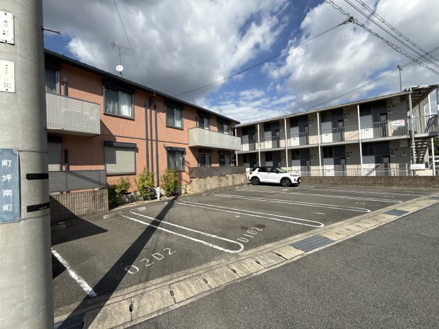 クラヴィエ南町ノ坪Ｄの駐車場