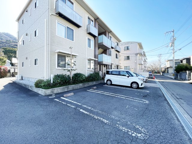 シャーメゾングランデの駐車場