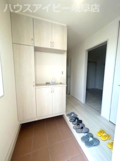 【玄関】 | 羽島市正木町新井新築建売全2棟！お車並列4台可能！大家族様でも安心の5LDK！南にお庭スペースあり♪ | 羽島市正木町新井新築建売全2棟！お車並列4台可能！大家族様でも安心の5LDK！南にお庭スペースあり♪