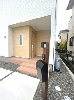 【玄関】 | 羽島市正木町新井新築建売全2棟！お車並列4台可能！大家族様でも安心の5LDK！南にお庭スペースあり♪ | 羽島市正木町新井新築建売全2棟！お車並列4台可能！大家族様でも安心の5LDK！南にお庭スペースあり♪