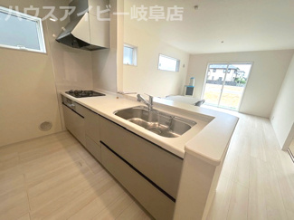 【キッチン】 | 羽島市正木町新井新築建売全2棟！お車並列4台可能！大家族様でも安心の5LDK！南にお庭スペースあり♪ | 羽島市正木町新井新築建売全2棟！お車並列4台可能！大家族様でも安心の5LDK！南にお庭スペースあり♪