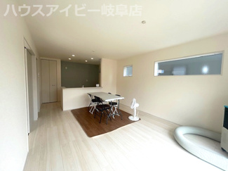 【居間・リビング】 | 羽島市正木町新井新築建売全2棟！お車並列4台可能！大家族様でも安心の5LDK！南にお庭スペースあり♪ | 羽島市正木町新井新築建売全2棟！お車並列4台可能！大家族様でも安心の5LDK！南にお庭スペースあり♪