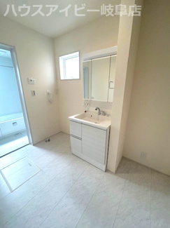 【独立洗面台】 | 羽島市正木町新井新築建売全2棟！お車並列4台可能！大家族様でも安心の5LDK！南にお庭スペースあり♪ | 羽島市正木町新井新築建売全2棟！お車並列4台可能！大家族様でも安心の5LDK！南にお庭スペースあり♪