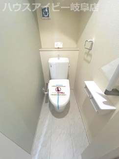 【トイレ】 | 羽島市正木町新井新築建売全2棟！お車並列4台可能！大家族様でも安心の5LDK！南にお庭スペースあり♪ | 羽島市正木町新井新築建売全2棟！お車並列4台可能！大家族様でも安心の5LDK！南にお庭スペースあり♪