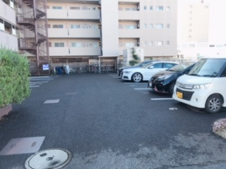 ファミール中央の駐車場