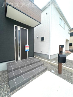 【玄関】 | 羽島市正木町新井新築建売全2棟！お車並列4台可能！大家族様でも安心の5LDK！南にお庭スペースあり♪ | 羽島市正木町新井新築建売全2棟！お車並列4台可能！大家族様でも安心の5LDK！南にお庭スペースあり♪