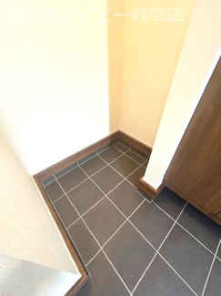 【玄関】 | 羽島市正木町新井新築建売全2棟！お車並列4台可能！大家族様でも安心の5LDK！南にお庭スペースあり♪ | 羽島市正木町新井新築建売全2棟！お車並列4台可能！大家族様でも安心の5LDK！南にお庭スペースあり♪