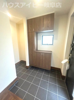 【玄関】 | 羽島市正木町新井新築建売全2棟！お車並列4台可能！大家族様でも安心の5LDK！南にお庭スペースあり♪ | 羽島市正木町新井新築建売全2棟！お車並列4台可能！大家族様でも安心の5LDK！南にお庭スペースあり♪