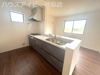 【キッチン】 | 羽島市正木町新井新築建売全2棟！お車並列4台可能！大家族様でも安心の5LDK！南にお庭スペースあり♪ | 羽島市正木町新井新築建売全2棟！お車並列4台可能！大家族様でも安心の5LDK！南にお庭スペースあり♪