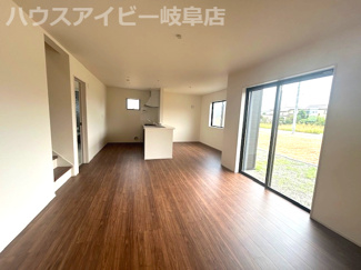 【居間・リビング】 | 羽島市正木町新井新築建売全2棟！お車並列4台可能！大家族様でも安心の5LDK！南にお庭スペースあり♪ | 羽島市正木町新井新築建売全2棟！お車並列4台可能！大家族様でも安心の5LDK！南にお庭スペースあり♪