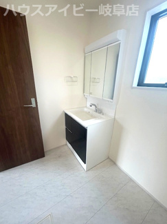 【脱衣所】 | 羽島市正木町新井新築建売全2棟！お車並列4台可能！大家族様でも安心の5LDK！南にお庭スペースあり♪ | 羽島市正木町新井新築建売全2棟！お車並列4台可能！大家族様でも安心の5LDK！南にお庭スペースあり♪