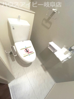 【トイレ】 | 羽島市正木町新井新築建売全2棟！お車並列4台可能！大家族様でも安心の5LDK！南にお庭スペースあり♪ | 羽島市正木町新井新築建売全2棟！お車並列4台可能！大家族様でも安心の5LDK！南にお庭スペースあり♪