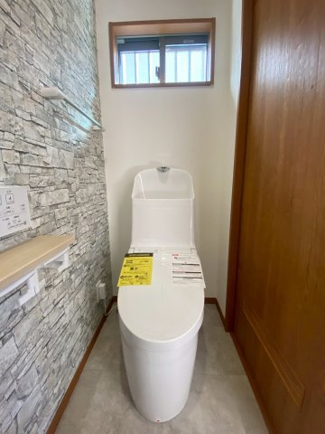 西伊敷6丁目　新築戸建てのトイレ|1階に手洗い場付き温水洗浄便座トイレを設置。