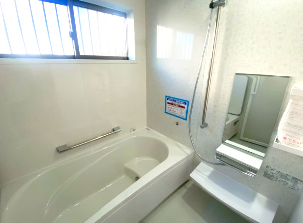 西伊敷6目　新築戸建ての浴室|半身浴を楽しめるエコベンチ浴槽採用のバスルームです。浴室暖房乾燥機付き。