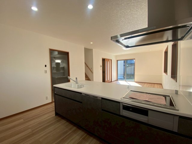 西伊敷6丁目　新築戸建てのキッチン|IHクッキングヒーターなので火の元安心。お子様と一緒にお料理を楽しめます。