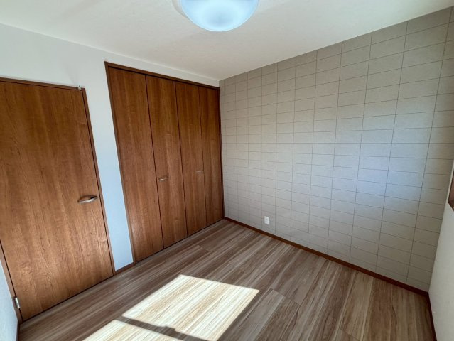 西伊敷6丁目　新築戸建ての洋室|各居室にクローゼット収納があります。