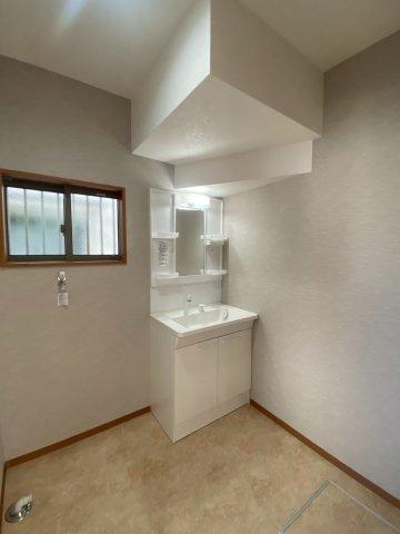 西伊敷6丁目　新築戸建ての洗面所|階段下を有効活用した洗面脱衣所です。洗面台にシャワーがついています。