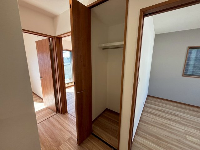 西伊敷6丁目　新築戸建ての収納|2階の廊下にも収納スペースを確保しています。