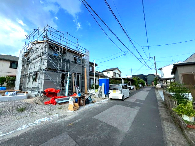 西伊敷6丁目　新築戸建ての前面道路含む現地写真|伊敷団地内の閑静な住宅街です。南面道路沿いで陽当たり良好！