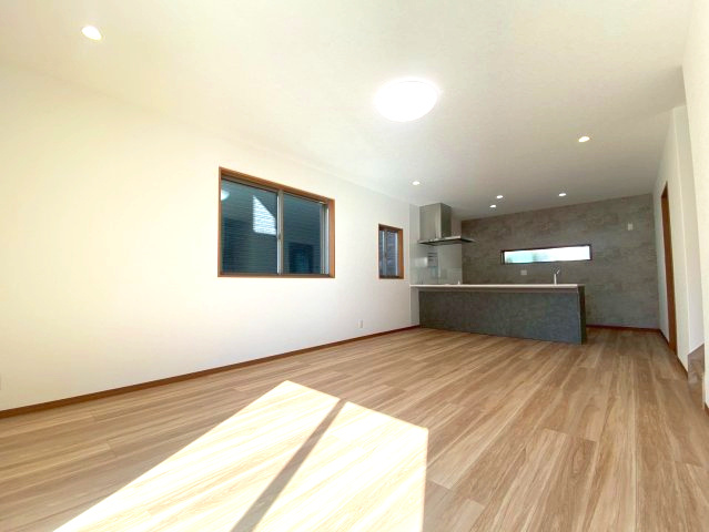 西伊敷6丁目　新築戸建ての居間・リビング|18帖の広々とした南面リビングが魅力。明るく開放的です。