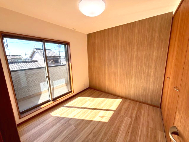 西伊敷6目　新築戸建ての洋室|バルコニーへ出入りできる4.5帖の洋室です。