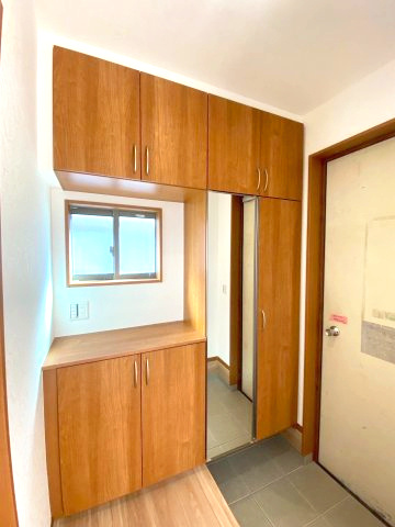 西伊敷6目　新築戸建ての玄関|姿見付きの下駄箱収納です。玄関の靴もたっぷり整理できます。