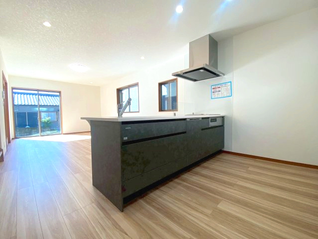 西伊敷6丁目　新築戸建てのキッチン|リビングを見渡せるオープンキッチン♪食器洗浄乾燥機付き。