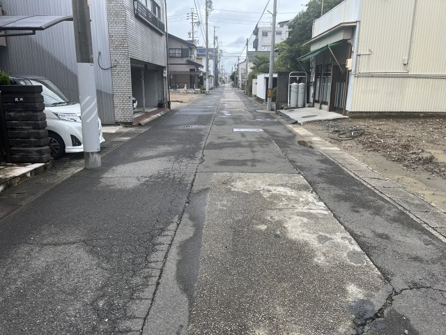 ６５６３７　岐阜市島田中町土地の前面道路含む現地写真