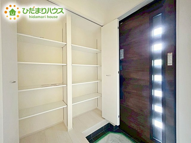 【玄関】 | 第1石岡市山崎　新築戸建　2号棟 | 使い勝手の良い大きなシューズボックス☆乱雑になりがちな玄関をスッキリ見せてくれます！