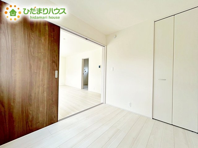 【洋室】 | 第1石岡市山崎　新築戸建　2号棟 | 扉を閉じれば来客用のお部屋として。開いて広い空間を作れば、お子様の遊び部屋として使えます！