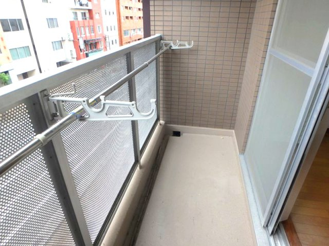 山手ユージハウスのバルコニー|外からの目が気にならないバルコニーで洗濯物が干せます