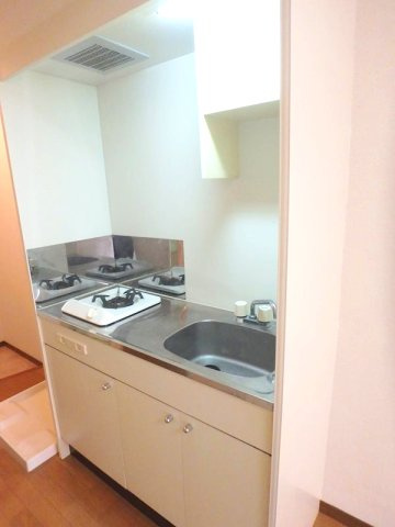 山手ユージハウスのキッチン|コンパクトなキッチンで掃除もラクラク