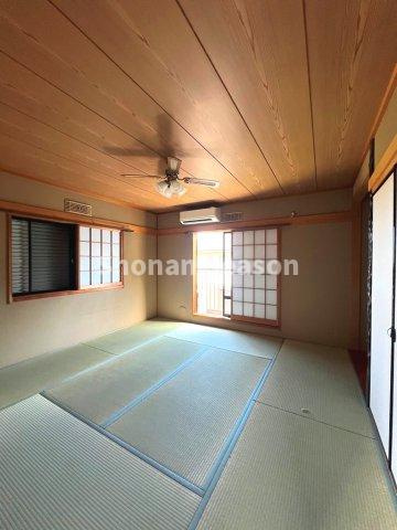 【和室】 | 柔らかな畳の上でお休みなりたいお客様にも嬉しい和室もございます♪　
暑い時期でも涼しく過ごせますよ。
