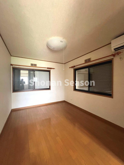 【洋室】 | 全室２面採光で風通り良く、掃除楽々な洋室は２階に２部屋ございます♪