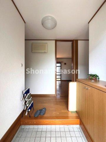 【玄関】 | 清潔感あふれる玄関！履物が片付くシューズBOXを完備しました。