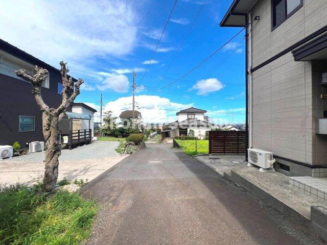 【周辺】 | お車はゆとりの２台駐車可能！現況：空家　いつでも内覧可能です♪♪　
ご希望の際は、お気軽に当社スタッフまでお問合せ下さいね。
