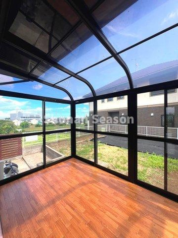 【居間・リビング】 | リビングにはサンルームが隣接し、洗濯物干しに大活躍しますよ♪