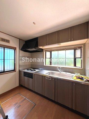 【キッチン】 | お料理に集中できる壁付キッチンには、あると便利な床下収納を完備◎　
備蓄品・かさばるペットボトルもたっぷり収納可能です♪