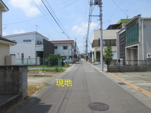中古戸建　熊谷市美土里町2-162の前面道路含む現地写真